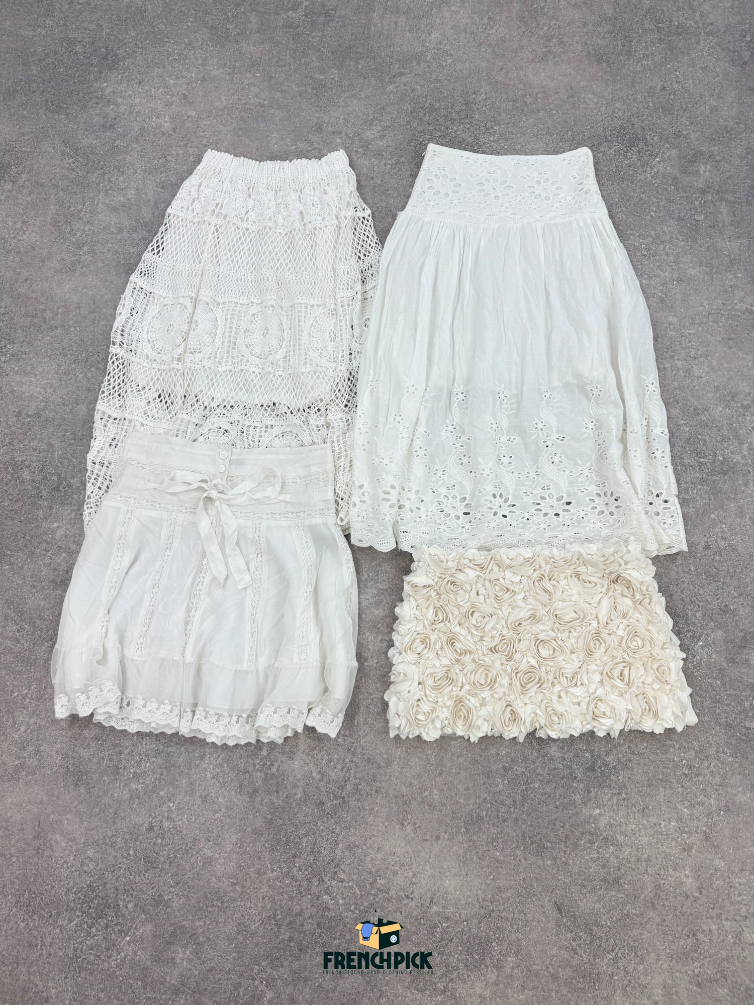 Vetements-tenues-romantique-boheme-dentelle-bobo-chic-top-chemise-robe-jupe-pantalon-femme-moderne-vetement-grossiste-friperie-wholesaler-seconde-main-marque-occasion-textile-piece-annees-80-90-2000-2010-french-pick-reseller-vinted