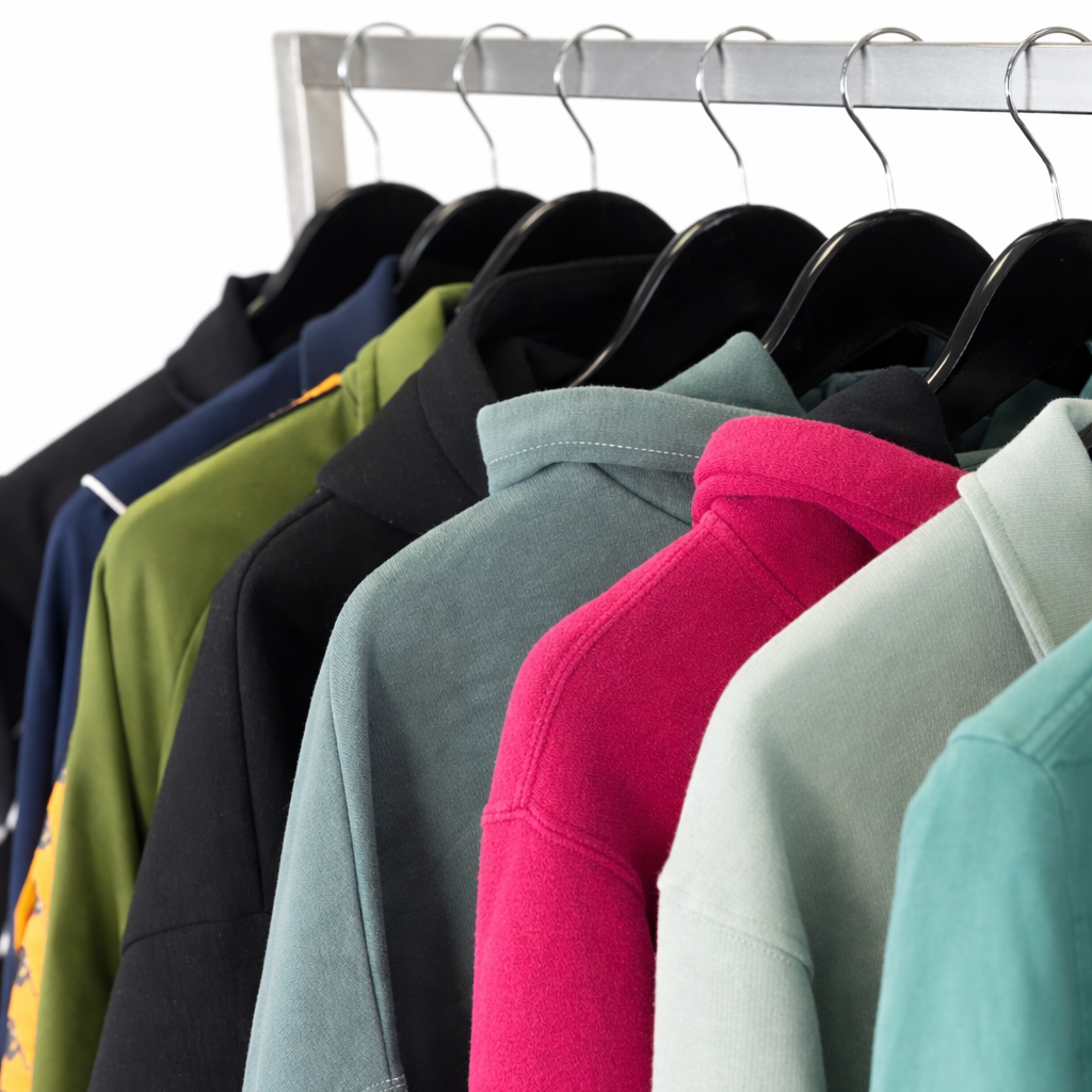 Mix-vetements-sport-sportswear-course-foot-basket-streetwear-jogging-maillot-veste-t-shirt-sweat-moderne-homme-ete-hiver-vetement-vintage-grossiste-friperie-wholesaler-seconde-main-marque-occasion-textile-piece-80-90-2000-2010-Y2K-french-pick