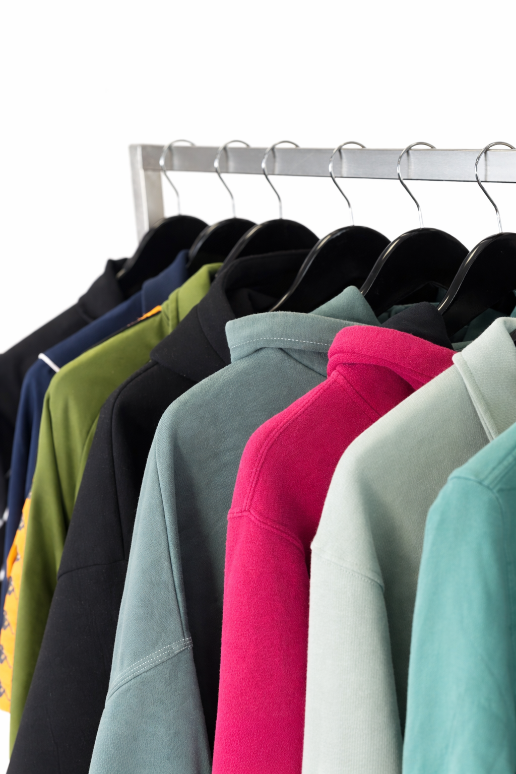 Mix-vetements-sport-sportswear-course-foot-basket-streetwear-jogging-maillot-veste-t-shirt-sweat-moderne-homme-ete-hiver-vetement-vintage-grossiste-friperie-wholesaler-seconde-main-marque-occasion-textile-piece-80-90-2000-2010-Y2K-french-pick