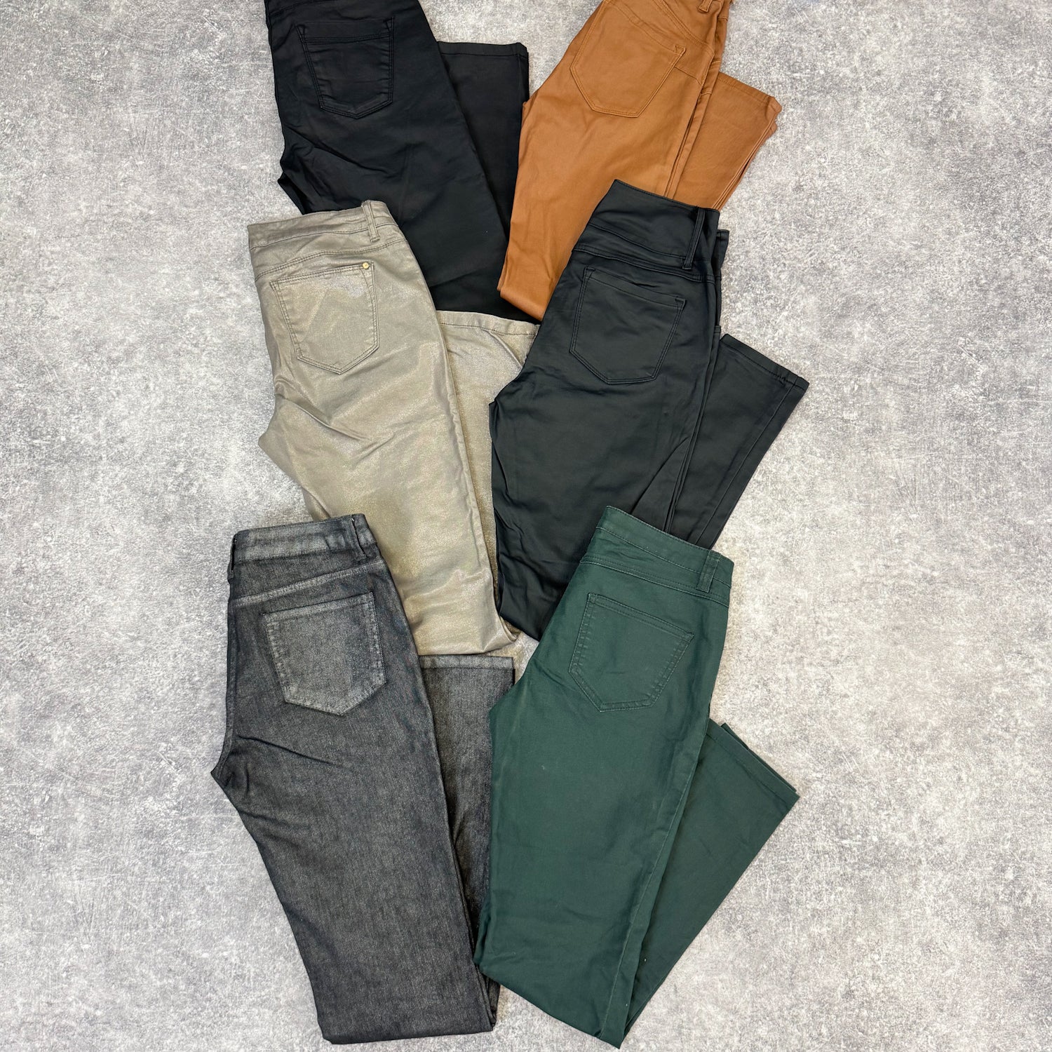 Pantalon-huile-finition-satine-brillant-mat-femme-moderne-vetement-grossiste-friperie-wholesaler-seconde-main-marque-occasion-textile-piece-annees-80-90-2000-2010-french-pick