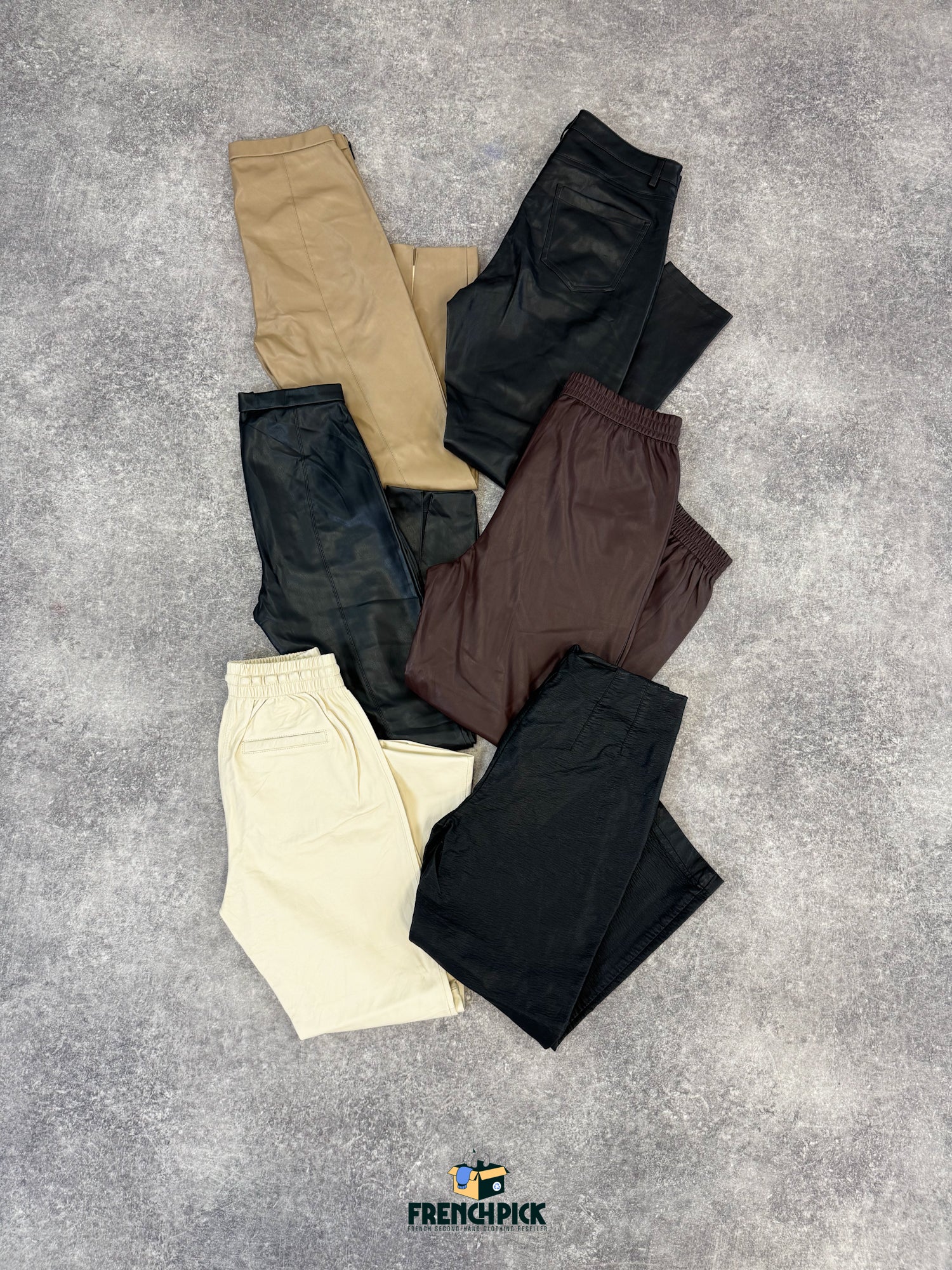 Pantalon-simili-cuir-femme-moderne-vetement-grossiste-friperie-wholesaler-seconde-main-marque-occasion-textile-piece-annees-80-90-2000-2010-french-pick