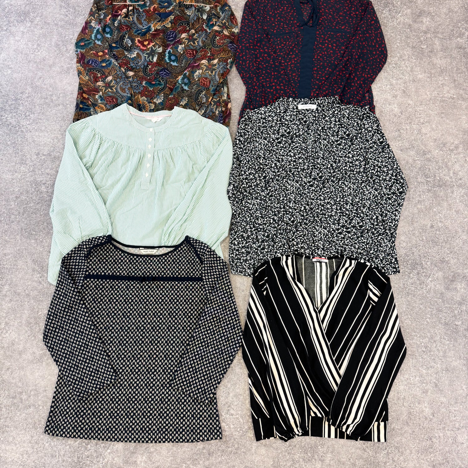 top-t-shirt-motifs-femme-moderne-vetement-grossiste-friperie-wholesaler-seconde-main-marque-occasion-textile-piece-80-90-2000-2010-french-pick