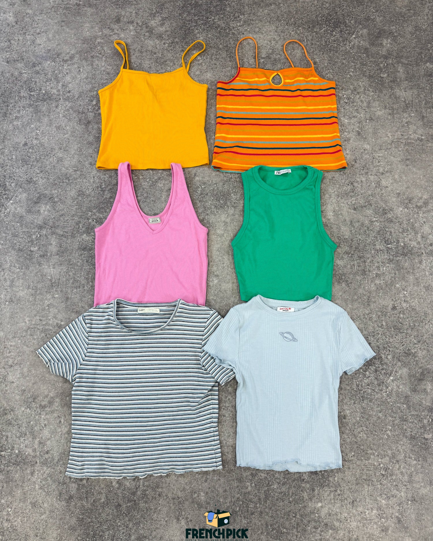 top-t-shirt-crop-cotele-femme-moderne-vetement-grossiste-friperie-wholesaler-seconde-main-marque-occasion-textile-piece-80-90-2000-2010-french-pick