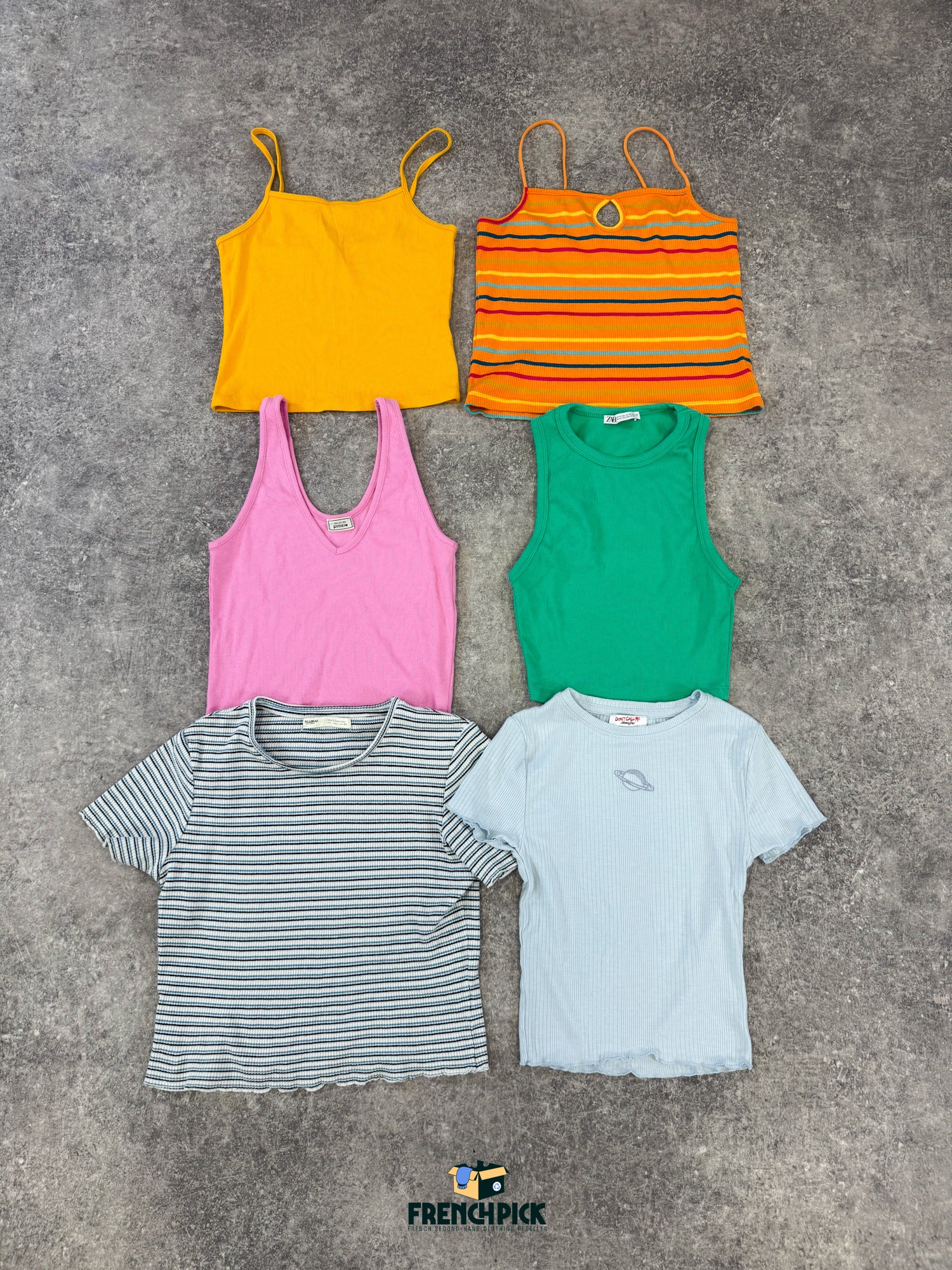 top-t-shirt-crop-cotele-femme-moderne-vetement-grossiste-friperie-wholesaler-seconde-main-marque-occasion-textile-piece-80-90-2000-2010-french-pick