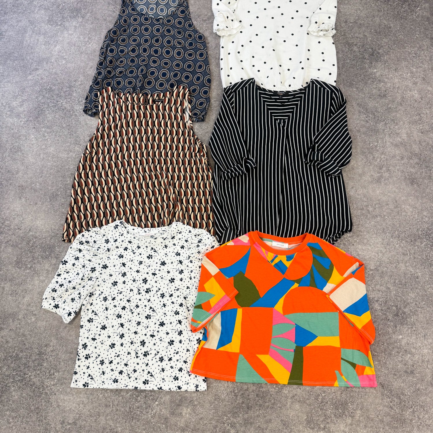 top-t-shirt-motifs-femme-moderne-vetement-grossiste-friperie-wholesaler-seconde-main-marque-occasion-textile-piece-80-90-2000-2010-french-pick