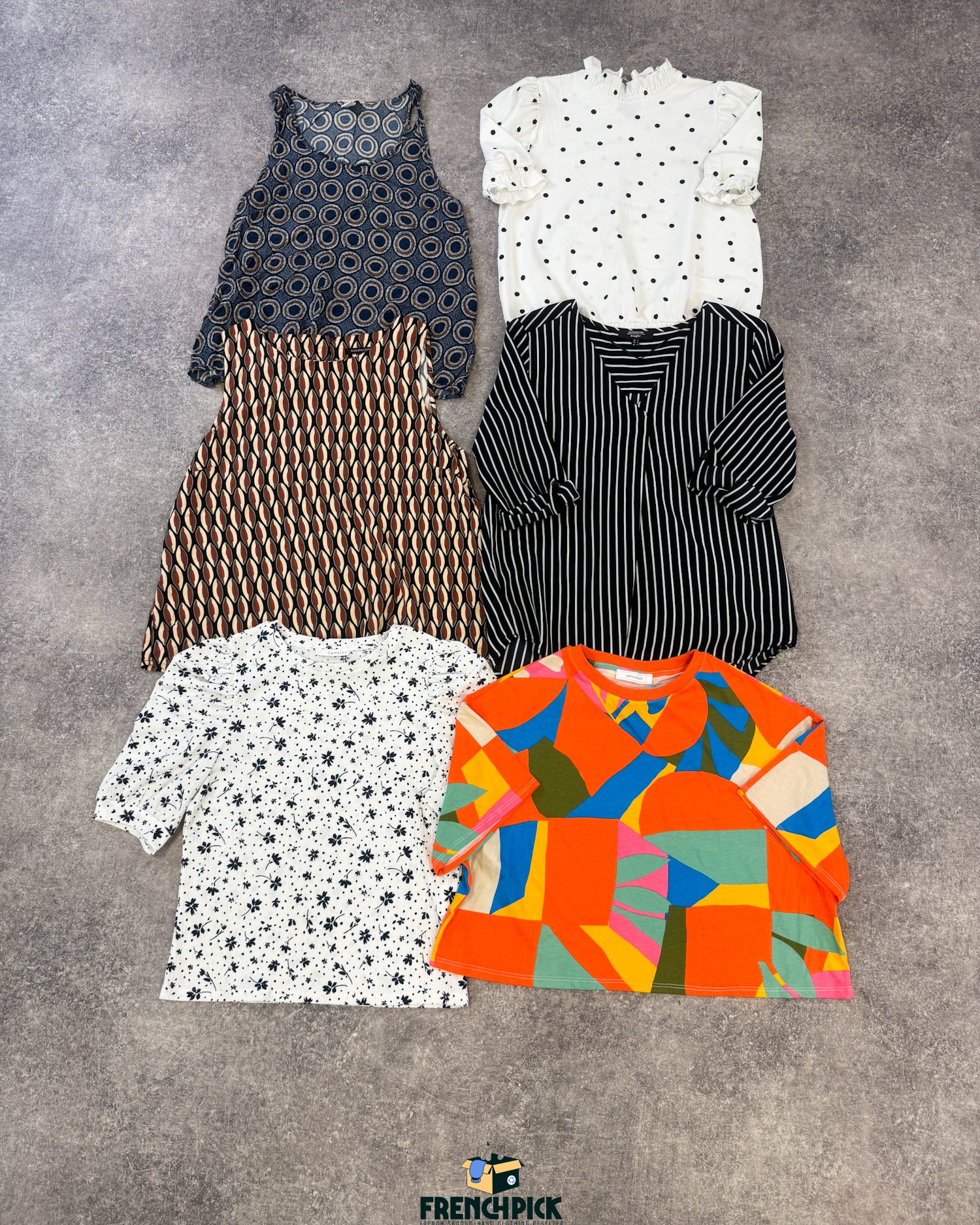 top-t-shirt-motifs-femme-moderne-vetement-grossiste-friperie-wholesaler-seconde-main-marque-occasion-textile-piece-80-90-2000-2010-french-pick