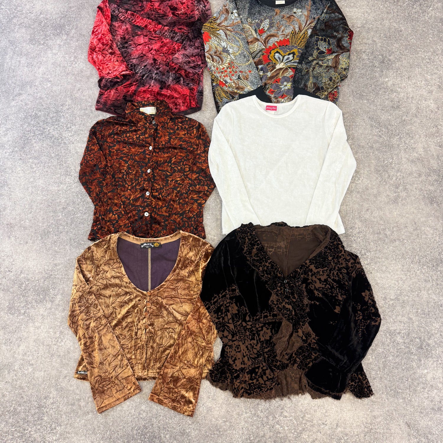 top-t-shirt-en-velours-femme-vintage-vetement-grossiste-friperie-wholesaler-seconde-main-marque-occasion-textile-piece-annees-80-90-2000-2010-french-pick