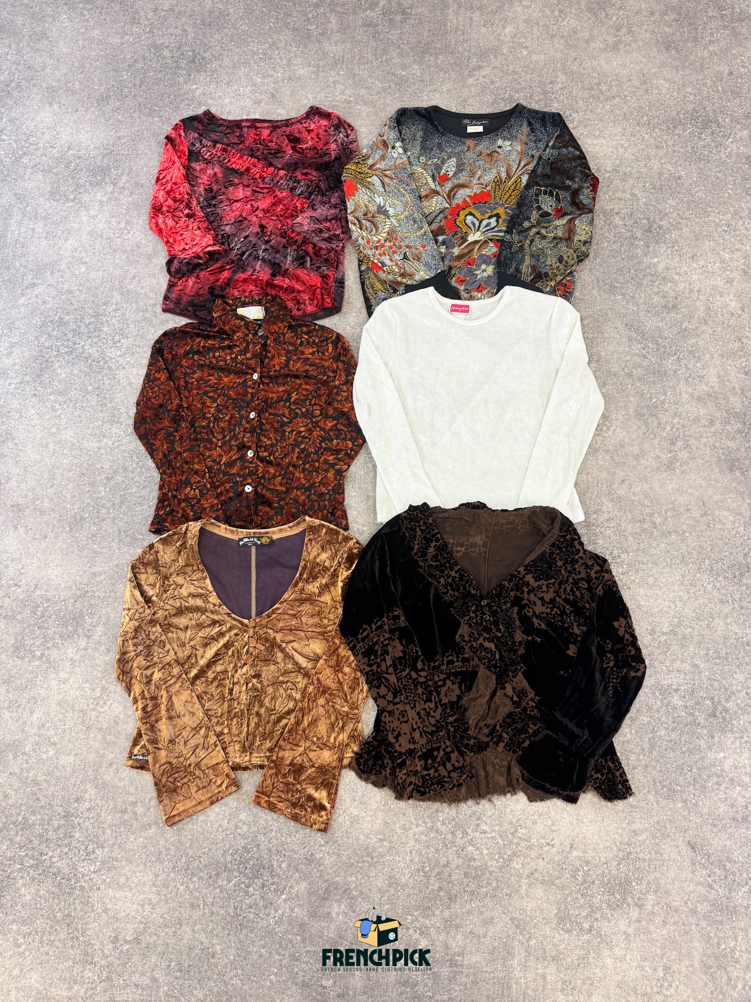 top-t-shirt-en-velours-femme-vintage-vetement-grossiste-friperie-wholesaler-seconde-main-marque-occasion-textile-piece-annees-80-90-2000-2010-french-pick
