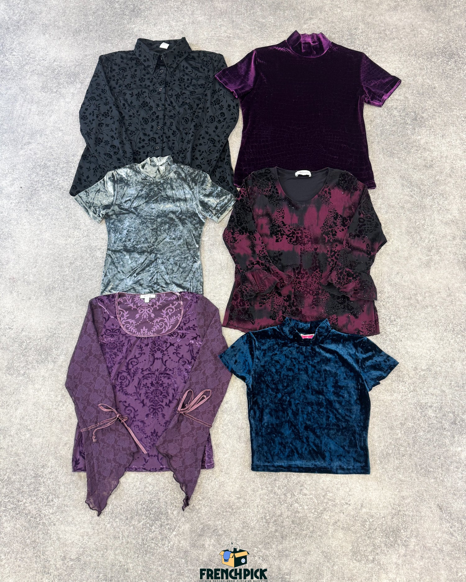 top-t-shirt-en-velours-femme-vintage-vetement-grossiste-friperie-wholesaler-seconde-main-marque-occasion-textile-piece-annees-80-90-2000-2010-french-pick