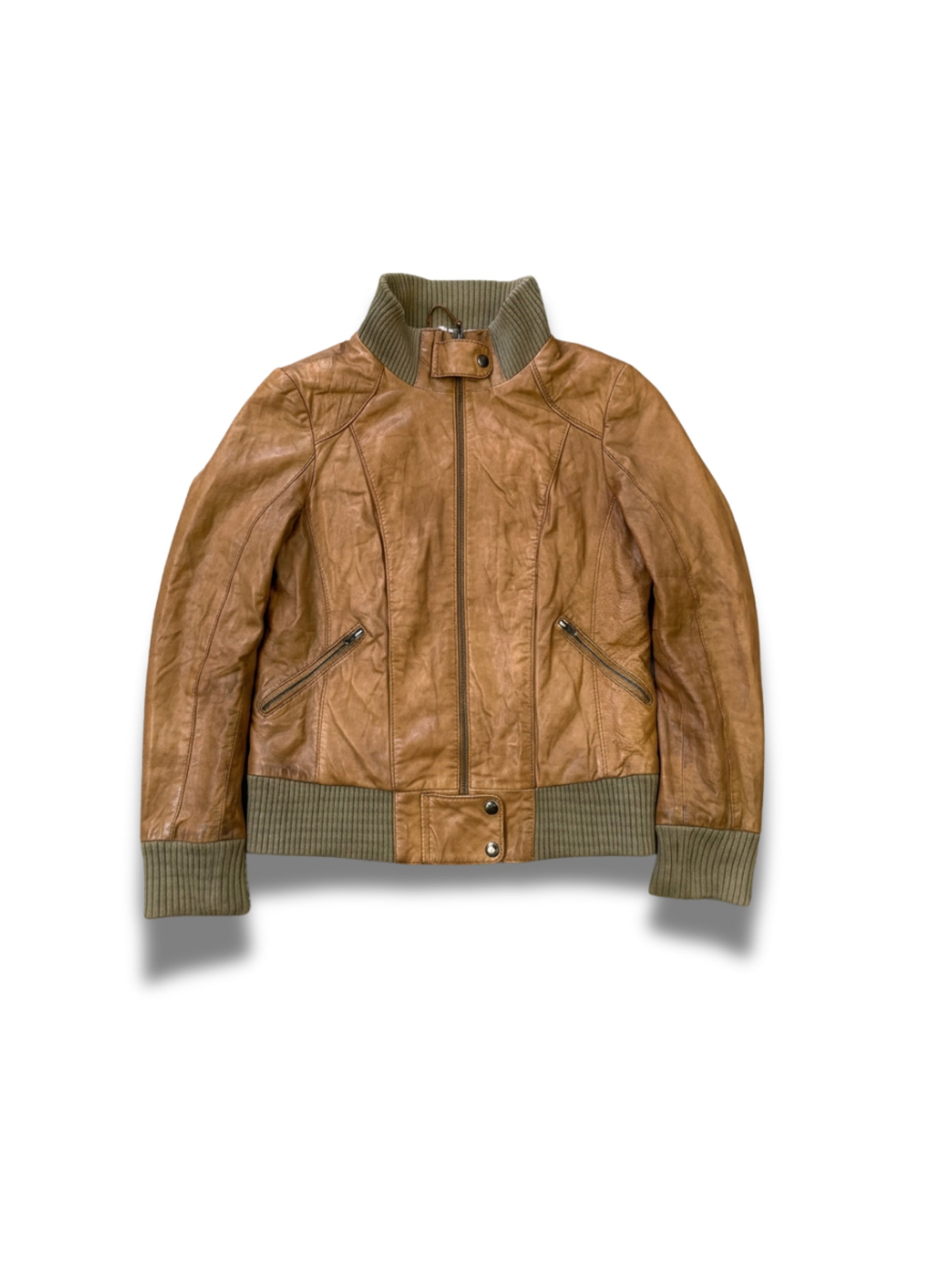 cuirs-veste-en-cuir-des-annees-2000-vrai-cuir-de-vache-daim-Y2K-patine-ancien-femme-vintage-vetements-femme-vintage-vetement-grossiste-friperie-wholesaler-seconde-main-marque-occasion-textile-piece-annees-80-90-2000-2010-french-pick-reseller-vinted-reseller-vinted-vente-en-ligne