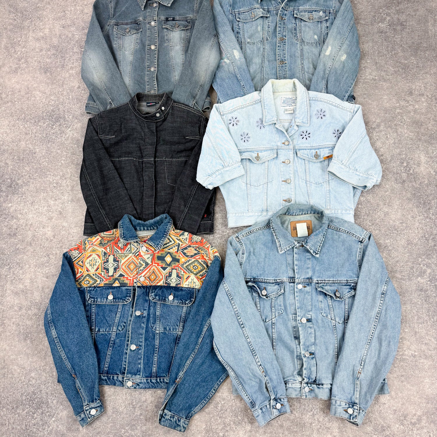 veste-en-jean-denim-femme-vetements-motifs-couleurs-annees-annees-80-90-style-printemps-ete-grossiste-vintage-moderne-vetement-friperie-wholesaler-seconde-main-80-90-2000-2010-french-pick-reseller-vinted