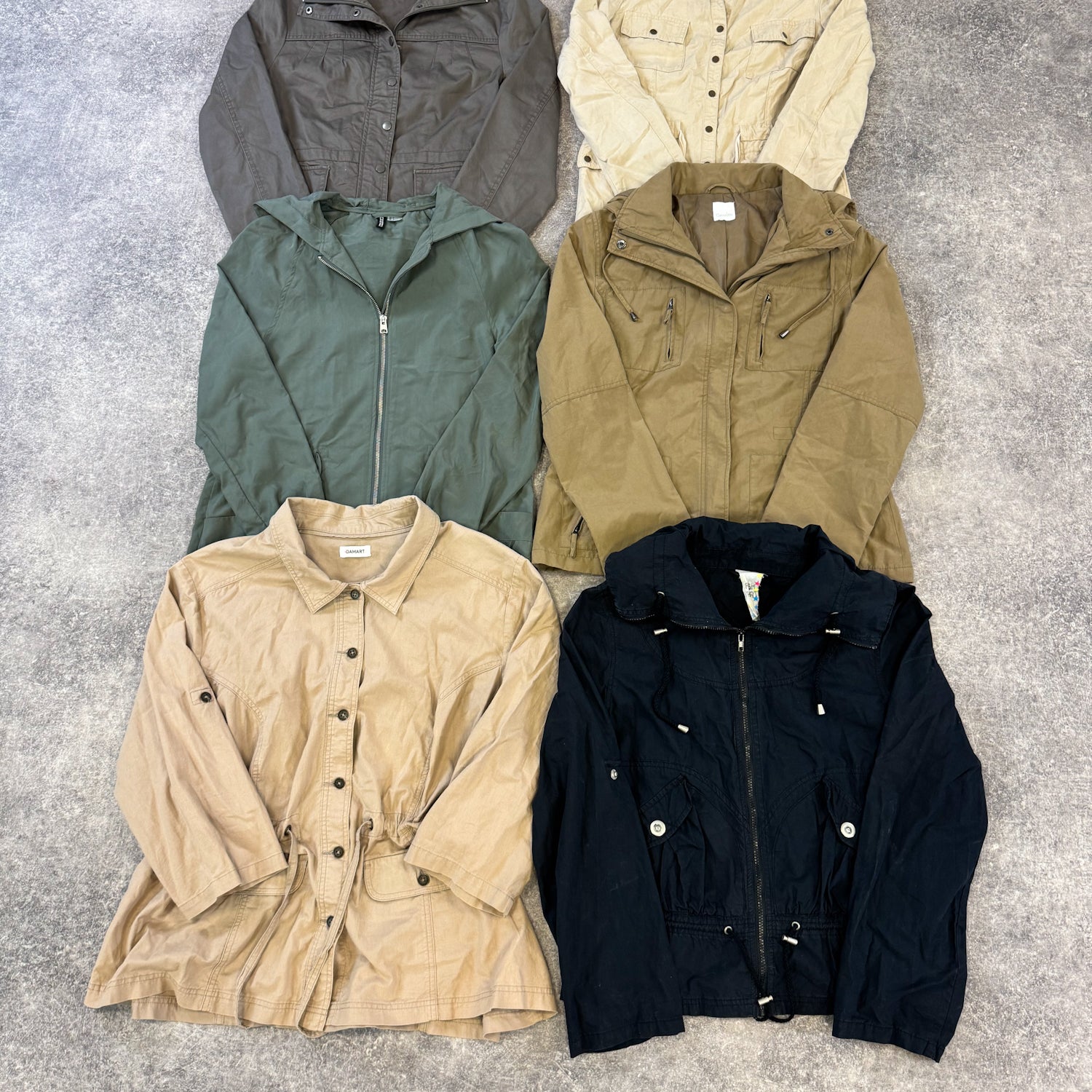 veste-femme-parka-moderne-vetement-grossiste-friperie-wholesaler-seconde-main-marque-occasion-textile-piece-annees-80-90-2000-2010-french-pick