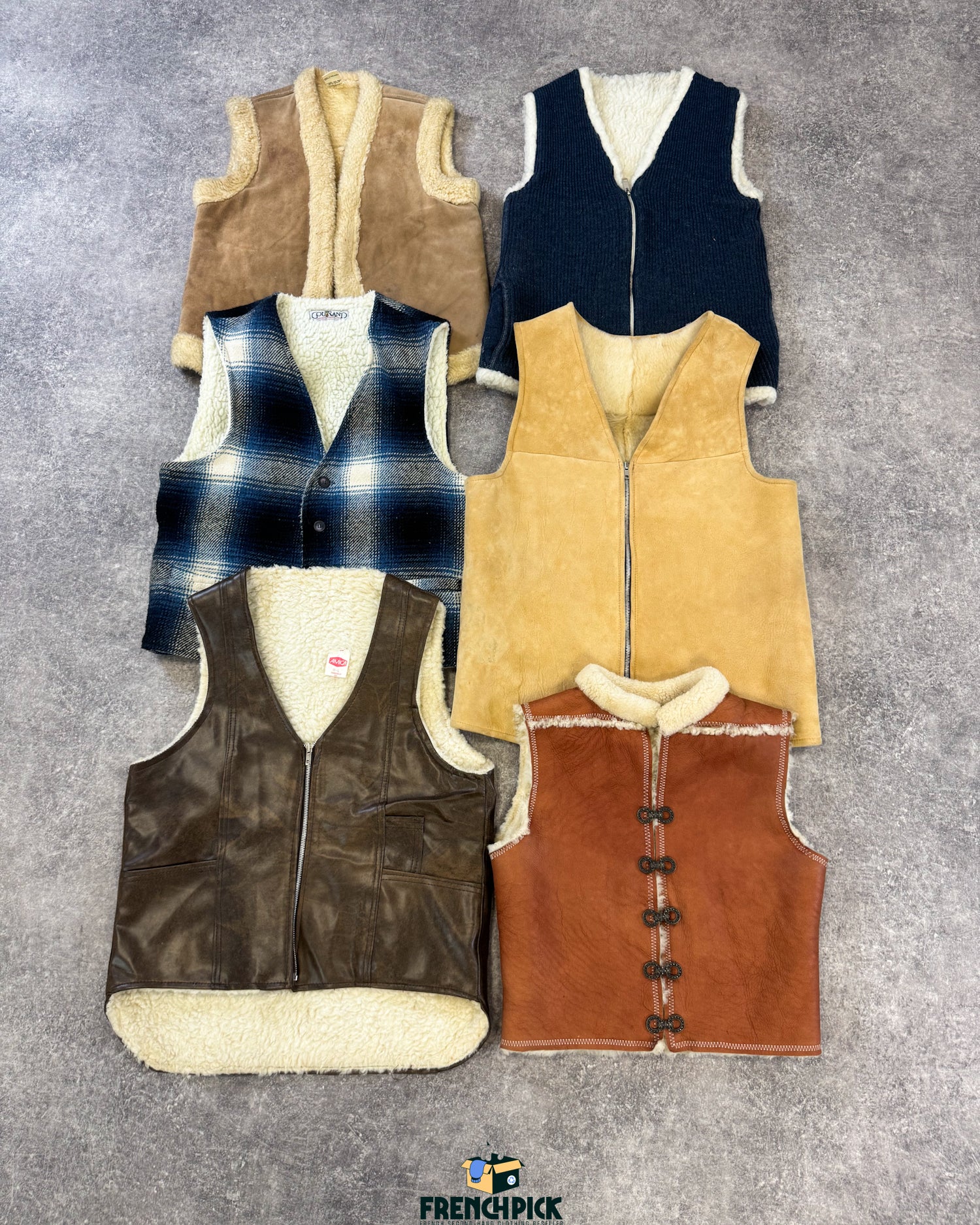 veste-sans-manches-mouton-laine-chaud-moumoute-femme-homme-vintage-vetement-grossiste-friperie-wholesaler-seconde-main-marque-occasion-textile-piece-80-90-2000-2010-french-pick