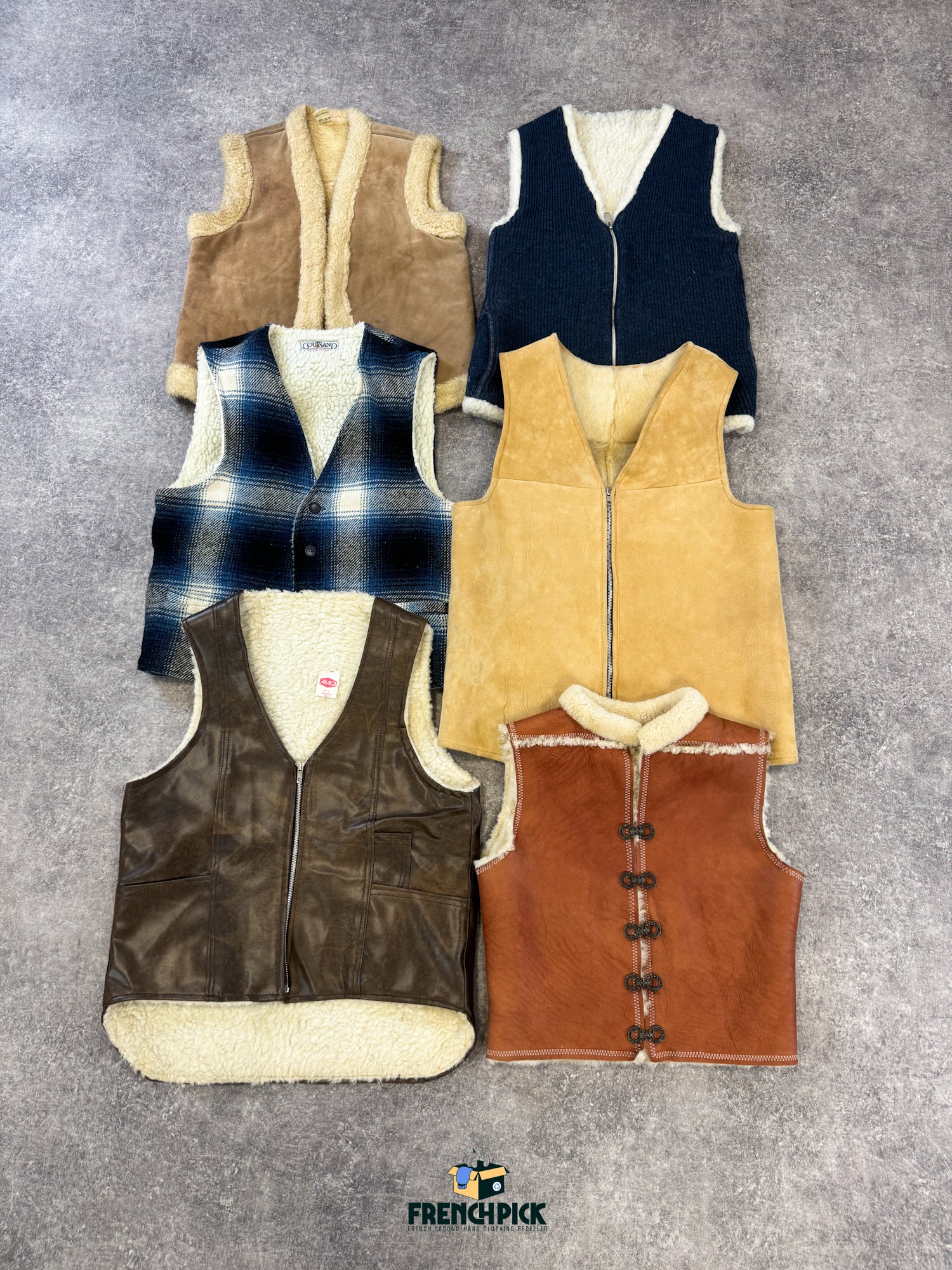 veste-sans-manches-mouton-laine-chaud-moumoute-femme-homme-vintage-vetement-grossiste-friperie-wholesaler-seconde-main-marque-occasion-textile-piece-80-90-2000-2010-french-pick