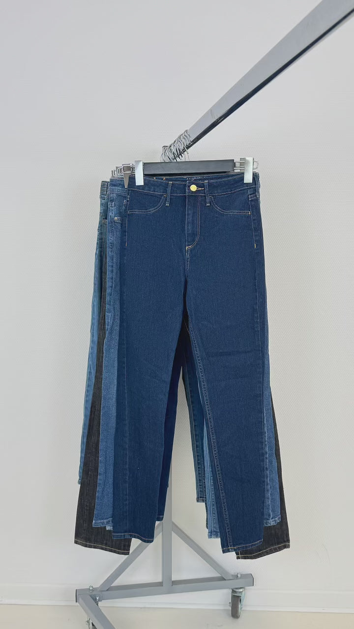 Mix-vetements-jean-jeans-coupe-slim-denim-bleu-moderne-femme-ete-hiver-vetement-vintage-grossiste-friperie-wholesaler-seconde-main-marque-occasion-revente-textile-piece-80-90-2000-2010-Y2K-french-pick-reseller-vinted