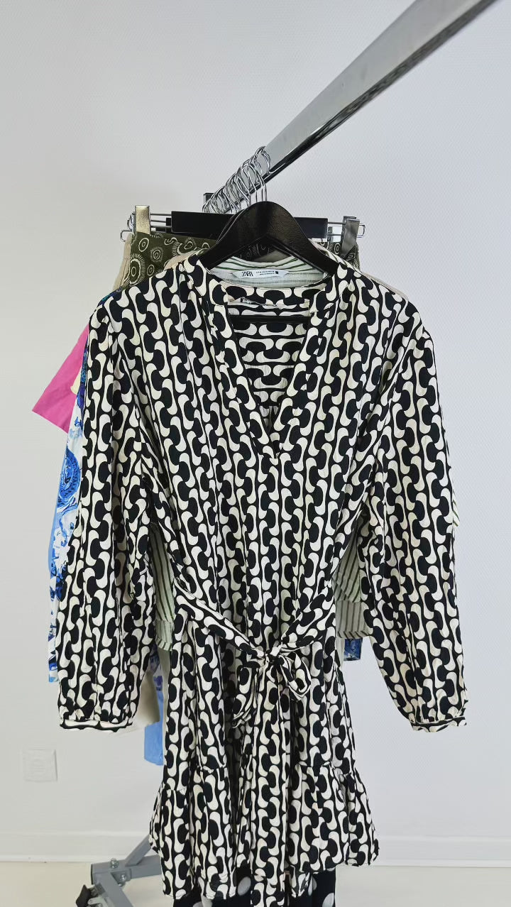 Mix-zara-mango-vetements-ete-femme-vetements-tops-chemisiers-robes-jean-pantalons-shorts-jupes-pulls-sweats-blazers-coupe-ajustee-droite-large-oversize-regular-moderne-femme-ete-printemps-automne-hiver-vetement-vintage-grossiste-friperie-wholesaler-seconde-main-marque-occasion-textile-piece-80-90-2000-2010-Y2K-french-pick-reseller-revente-en-ligne