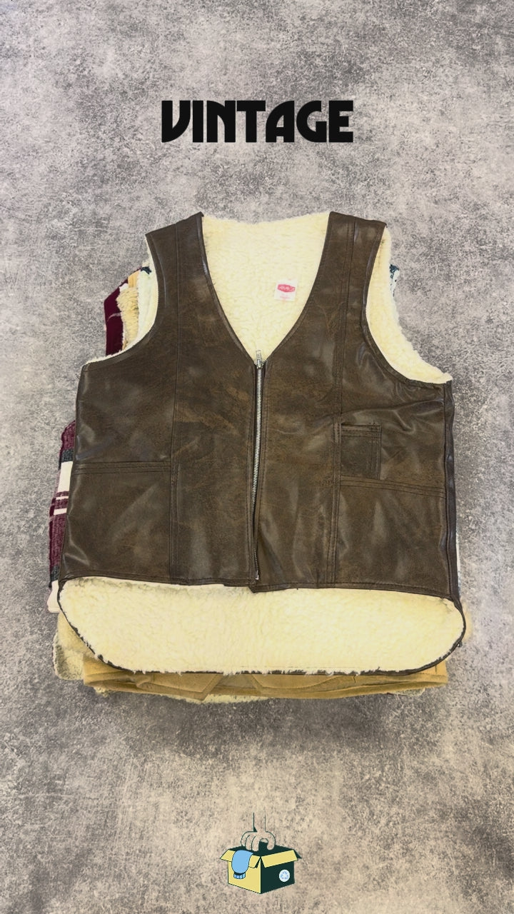 veste-sans-manches-mouton-laine-chaud-moumoute-femme-homme-vintage-vetement-grossiste-friperie-wholesaler-seconde-main-marque-occasion-textile-piece-80-90-2000-2010-french-pick