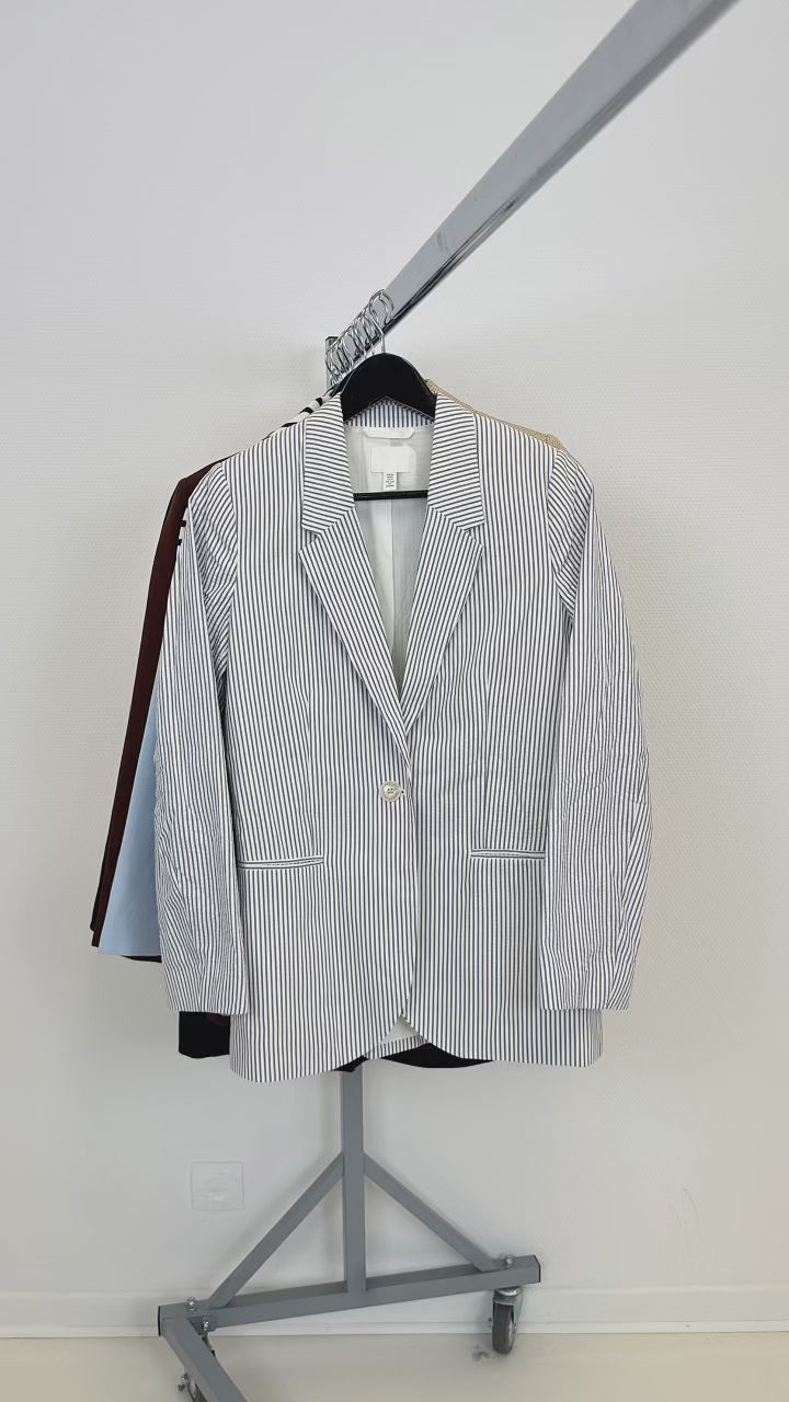 Mix-vetements-blazer-veste-costume-tailleur-femme-marques-moderne-ete-hiver-vetement-vintage-grossiste-friperie-wholesaler-seconde-main-marque-occasion-revente-textile-piece-80-90-2000-2010-Y2K-french-pick-reseller-vinted