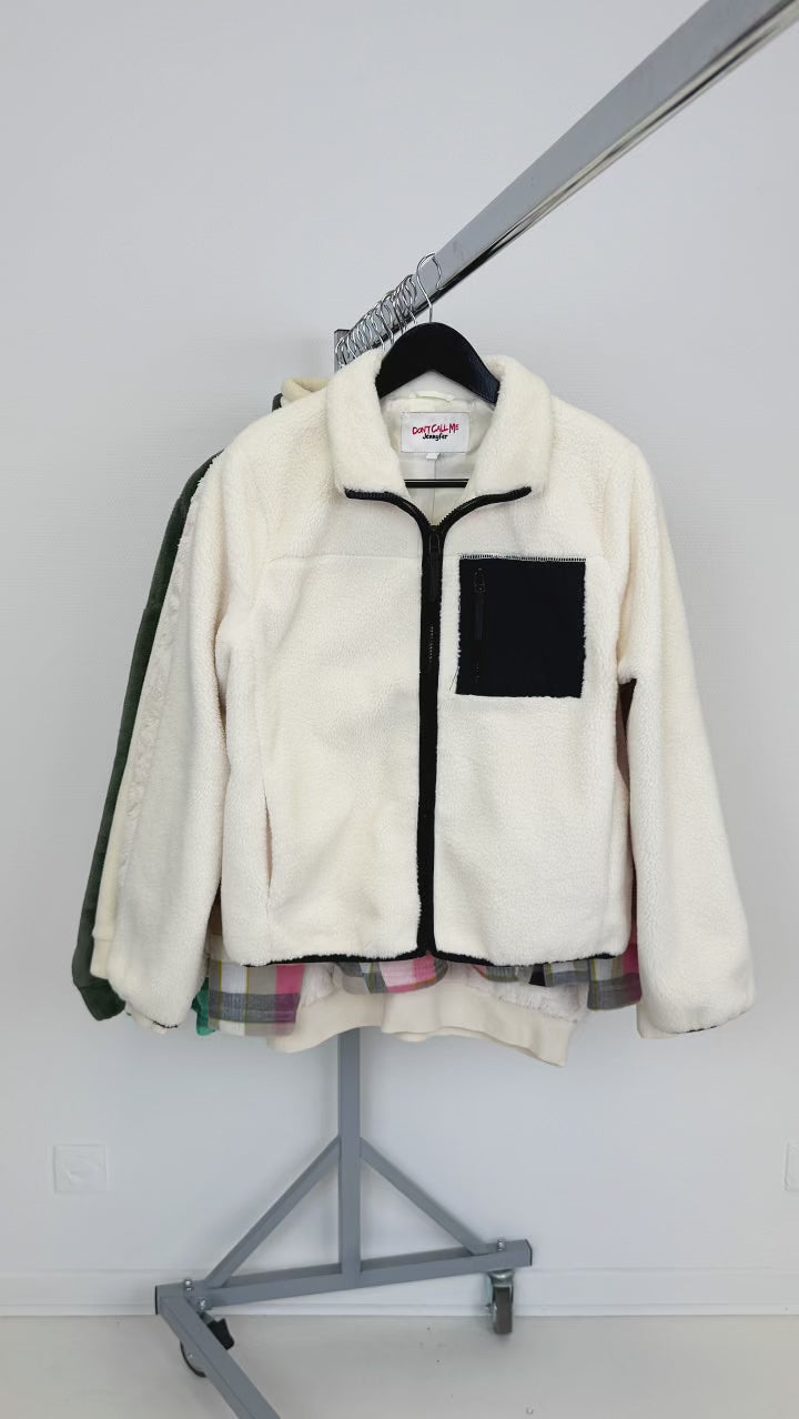Mix-vetements-polaire-quechua-decathlon-moumoutte-pull-épais-chaud-laine-fin-sweat-vetement-moderne-femme-grossiste-friperie-wholesaler-seconde-main-marque-occasion-revente-textile-piece-80-90-2000-2010-Y2K-french-pick-reseller-vinted-revente-en-ligne
