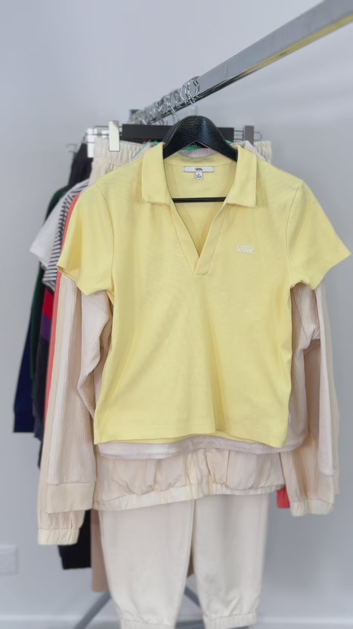 Mix-vetements-sport-sportswear-course-foot-basket-streetwear-jogging-maillot-veste-t-shirt-sweat-moderne-femme-ete-hiver-vetement-vintage-grossiste-friperie-wholesaler-seconde-main-marque-occasion-textile-piece-80-90-2000-2010-Y2K-french-pick