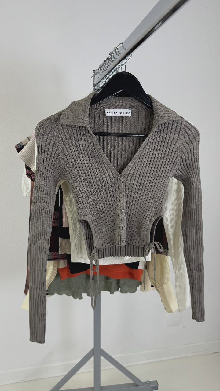 tops-top-femme-adolescente-moderne-tops-t-shirts-crop-top-hauts-femme-moderne-ete-hiver-vetement-vintage-grossiste-friperie-wholesaler-seconde-main-marque-occasion-revente-textile-piece-80-90-2000-2010-Y2K-french-pick-reseller-vinted