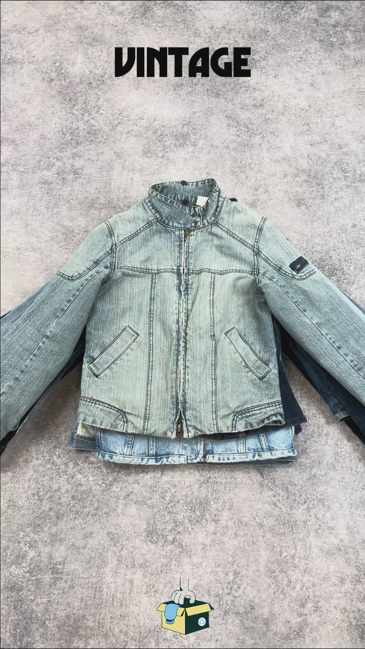 veste-en-jean-deni-femme-court-crop-cropped-vetements-motifs-couleurs-annees-2000-Y2K-style-printemps-ete-grossiste-vintage-moderne-vetement-friperie-wholesaler-seconde-main-80-90-2000-2010-french-pick-reseller-vinted